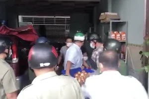 Vợ chồng bán rau vi phạm Chỉ thị 16 đôi co dữ dội với lực lượng chức năng