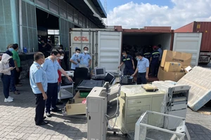 3 lần đổi tên người nhận vẫn bị phát hiện nhập hàng cấm