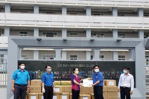 Trao quà, gửi thư động viên đến khu cách ly, điều trị F0