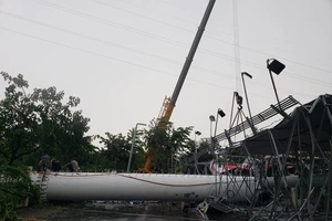 TP Thủ Đức: Trụ quảng cáo khủng bằng ống thép ngã trong cơn mưa chiều 19-7