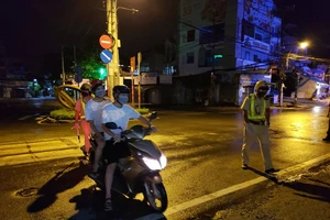 Dù mua hàng hóa thiết yếu mà ra đường quá số người cần thiết, coi chừng bị phạt