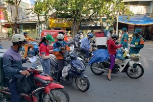 Nhiều người buộc phải quay đầu xe trước giờ G - TP.HCM hạn chế tối đa ra đường 