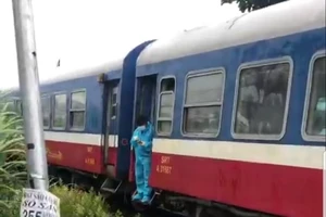 Thoát chết nhờ kịp vứt xe máy lao ra khỏi đường ray 