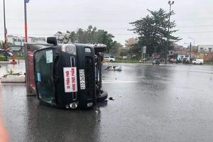 Xe máy vượt đèn đỏ làm xe tải chở thực phẩm lật nhào giữa đường