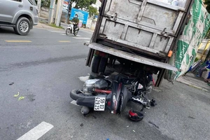 Tông đuôi xe chở rác đang dừng ở TP Thủ Đức, người đàn ông tử vong