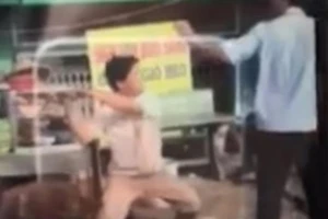 Đòi chém đô thị phường khi bị xử lý việc bán dừa chiếm lề đường