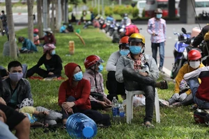 Người dân mệt mỏi tại cửa ngõ TP khi được yêu cầu về nơi cư trú