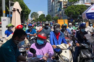 TP.HCM tiếp diễn ùn ứ ở 1 số chốt sau khi ngưng kiểm soát 'di biến động' 