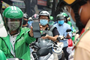 Ưu tiên người có vé máy bay đi nước ngoài qua các chốt kiểm soát dịch