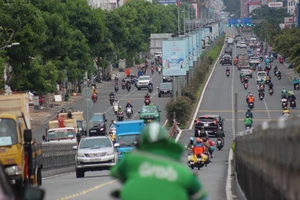 Cụm ảnh: Đường phố TP.HCM chiều 20-8