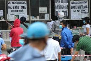 Đường sá, hiệu thuốc, siêu thị đông nghẹt người trước ngày siết chặt giãn cách