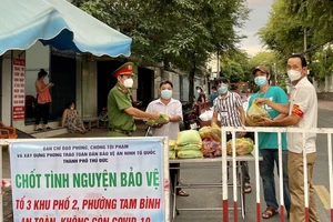 TP Thủ Đức: Hàng ngàn người bảo vệ vùng an toàn, chăm lo cho dân