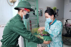 Công an, quân đội trao thực phẩm thiết yếu cho người dân ở TP Thủ Đức