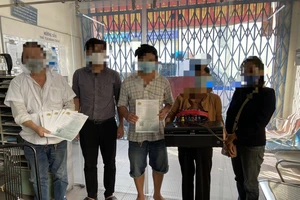 Công an quận 10 phát hiện nhanh nhóm người làm giả giấy đi đường