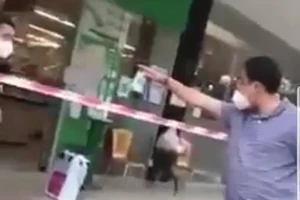 Người xưng 'Ban chỉ đạo quận 7' lấy thẻ công vụ của người phụ nữ đi cùng ra dọa