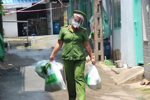 Nữ cảnh sát khu vực ở TP Thủ Đức đi chợ giúp dân