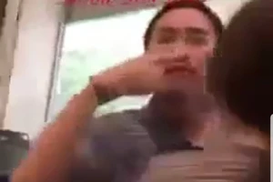 Thẻ tình nguyện viên có tên Hồ Hữu Nhân là thẻ giả