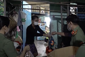 Công an TP Thủ Đức tặng quà, làm đèn Trung thu tặng thiếu nhi