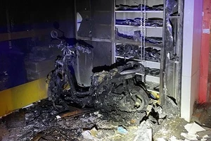 TP Thủ Đức: Cảnh sát phá cửa cứu 2 người thoát nạn trong đám cháy