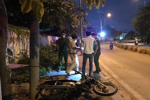 Lái xe tông vào gốc cây, một người tử vong