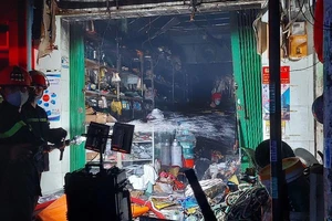 Cháy cửa hàng điện nước kèm nhiều tiếng nổ lớn lúc nửa đêm 