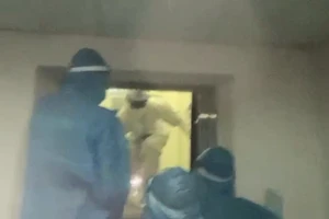 Giải cứu nhân viên y tế mắc kẹt trong thang máy tại Bệnh viện dã chiến 