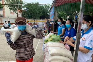 TP Thủ Đức tổ chức đổi rác lấy gạo, duy trì 'ATM gạo' miễn phí 