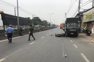 Mẹ chở con đi khám bệnh thì bị tai nạn thương tâm