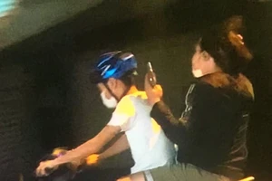 Dùng súng doạ chủ quán nhậu, bị chủ quán bắt giao cho công an