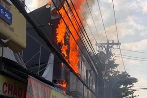Quán Phúc Lộc Thọ ở TP Thủ Đức bốc cháy dữ dội