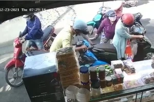 Video nhóm dàn cảnh va chạm xe lấy trộm túi xách giữa ban ngày