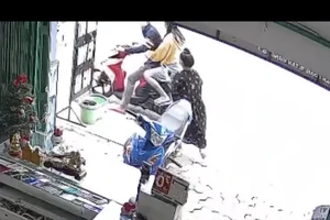 Nữ chủ tiệm tóm gọn cô gái vờ mua hàng rồi lấy điện thoại tẩu thoát 