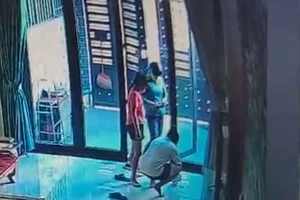 Bé gái ở nhà 1 mình bị người lạ lừa đập heo đất lấy 40 triệu đồng
