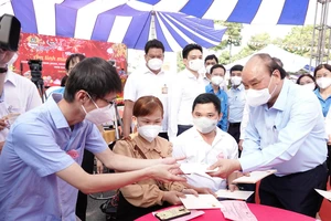 Chủ tịch nước Nguyễn Xuân Phúc đến thăm và chúc Tết tại TP Thủ Đức 