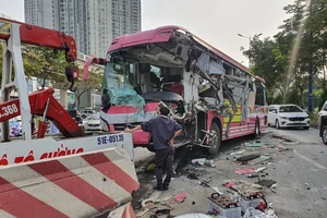 TP Thủ Đức: Xe khách tông đuôi xe bồn tưới cây, 3 người bị thương