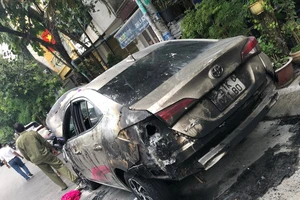 Camera ghi cảnh kẻ xấu đốt nhiều ô tô tại quận 7