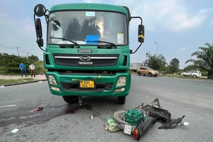 Va chạm với xe tải ở Thủ Đức, 2 bà cháu bị thương nặng