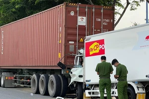 Xe tải tông đuôi container đậu bên đường, tài xế tử vong trong cabin