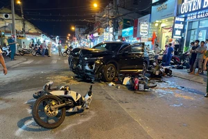 Ô tô tông nhiều xe máy tại TP Thủ Đức