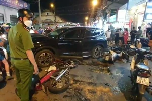 Điều tra vụ ô tô tông nhiều xe máy khiến 4 người bị thương ở Thủ Đức 