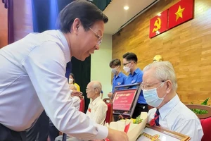 Quận 7: Trao Huy hiệu trên 60 năm tuổi Đảng cho nhiều Đảng viên