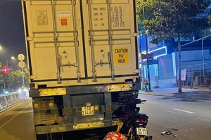 TP.HCM: Thanh niên 20 tuổi tông đuôi container tử vong tại chỗ