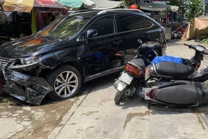 Ô tô Lexus tông 7 xe máy, lao vào hàng quán ở cầu Thị Nghè