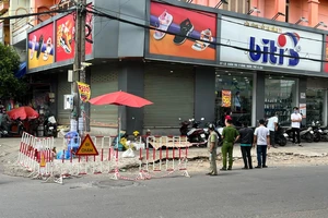 Người dân quyên góp tiền hỗ trợ 1 bảo vệ chết trong tư thế ngồi ở TP Thủ Đức