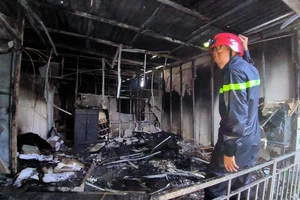 Giải cứu 11 người trong đám cháy lúc rạng sáng tại TP Thủ Đức