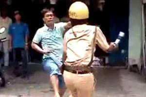 2 thanh niên có biểu hiện say xỉn chống đối cảnh sát giao thông