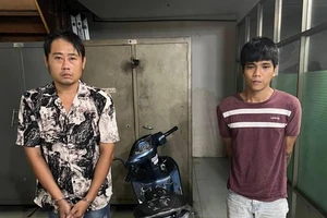 Bắt 2 kẻ liều lĩnh giật điện thoại của cô gái tại TP Thủ Đức