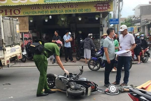 TP Thủ Đức: Xe máy điện va chạm với 2 ô tô khiến 1 người tử vong