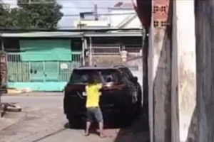 Bắt khẩn cấp người đập phá ô tô vì thấy đậu chướng mắt