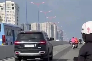 Công an truy tìm tài xế lái ô tô vào đường cấm trên cầu Sài Gòn
